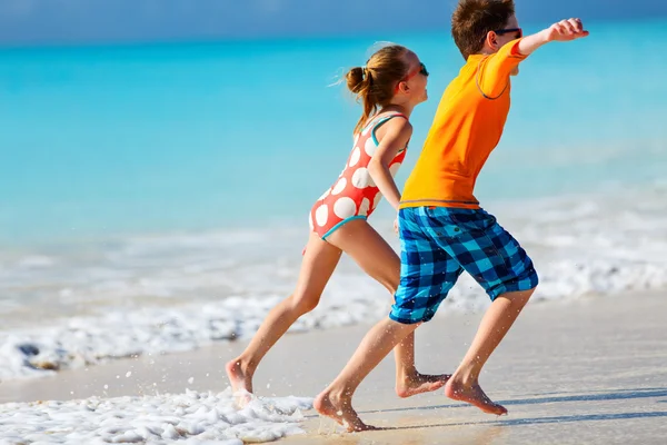 Dzieci, zabawy na plaży — Zdjęcie stockowe