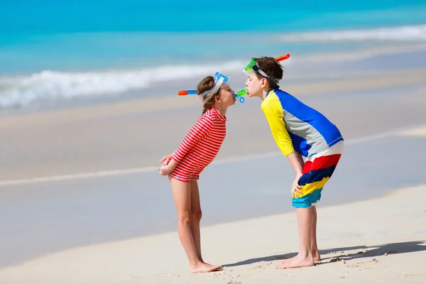 Jonge geitjes bij strand — Stockfoto