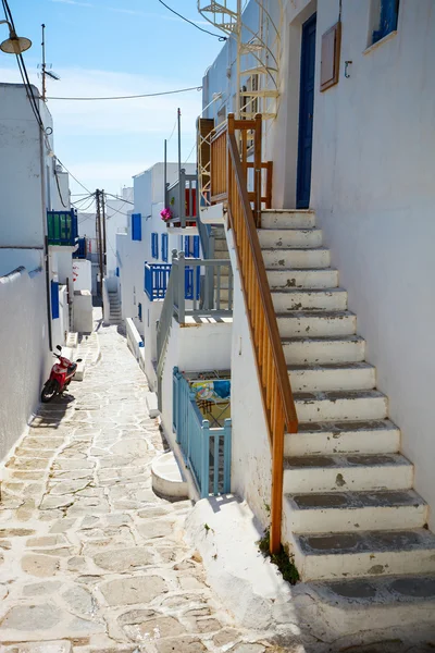 Традиционная улица острова Миконос в Греции — стоковое фото