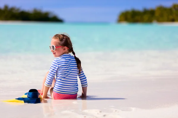 Adorable niña en la playa — Stockfoto