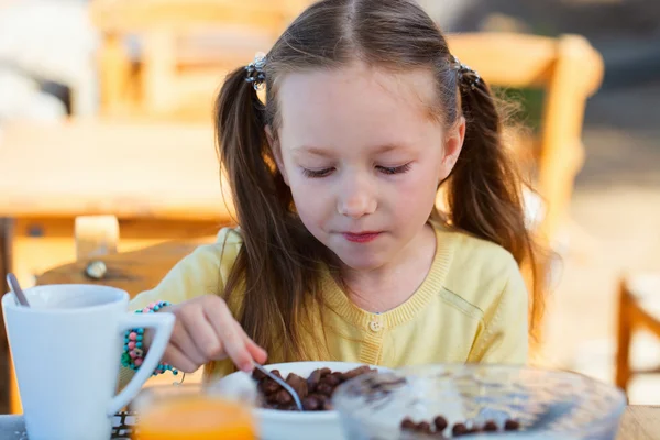 朝食を食べる少女 — ストック写真