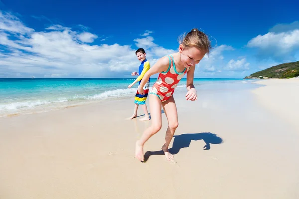 Kinderen plezier op strand — Stockfoto