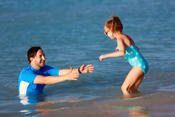 父亲和女儿在海滩 — 图库照片
