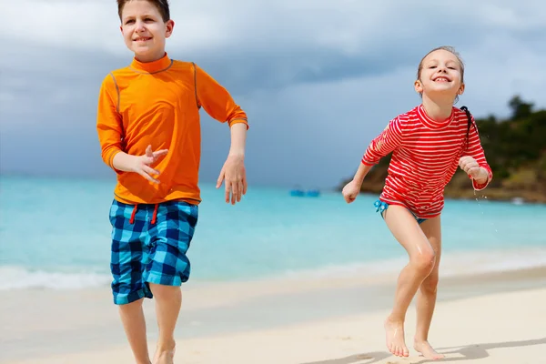 Kinderen plezier op strand — Stockfoto