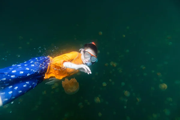 Kind schnorchelt im Quallensee — Stockfoto