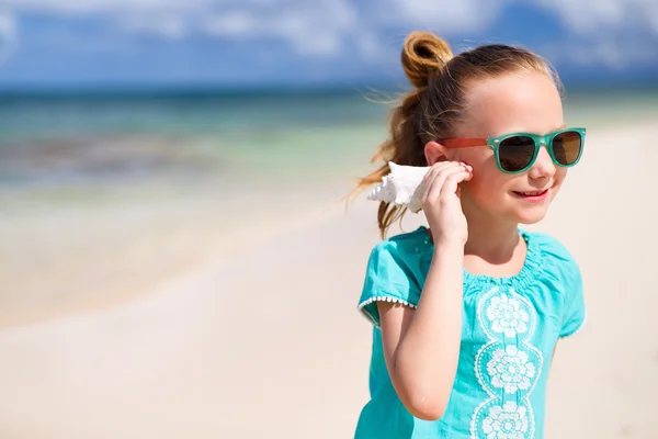 Petite fille avec un coquillage — Photo