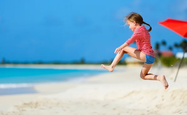 Schattig klein meisje op vakantie — Stockfoto