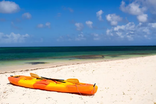 Kayak en la playa —  Fotos de Stock