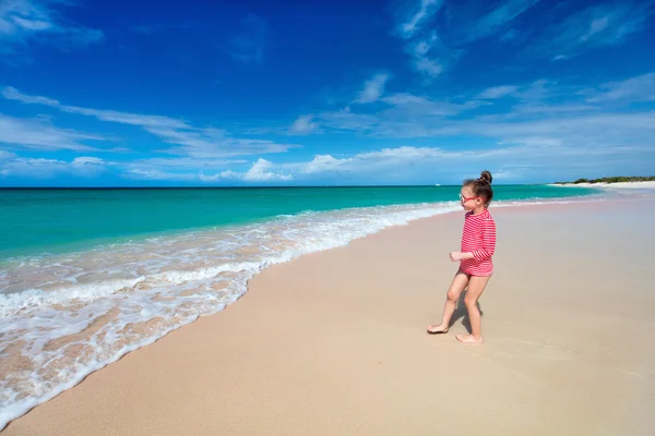 Adorabile bambina in spiaggia — Foto Stock