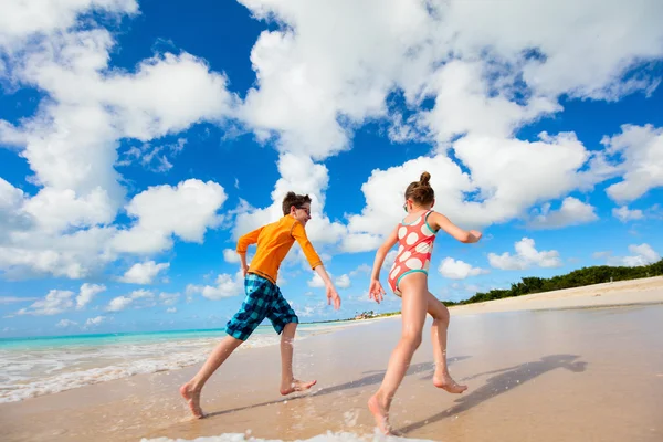 Barnen har roligt på stranden — Stockfoto