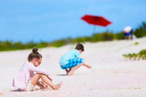 Kids at beach — Stock Photo, Image