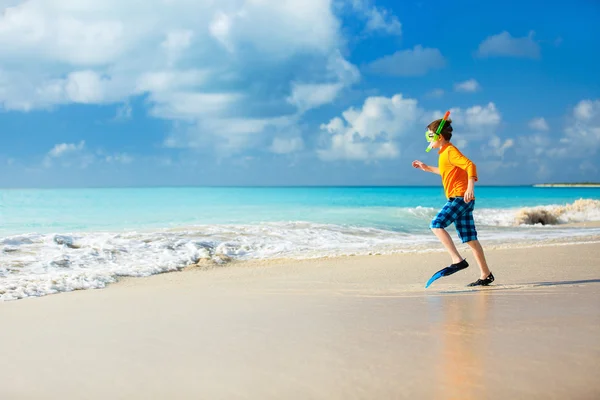 Garçon mignon à la plage — Photo