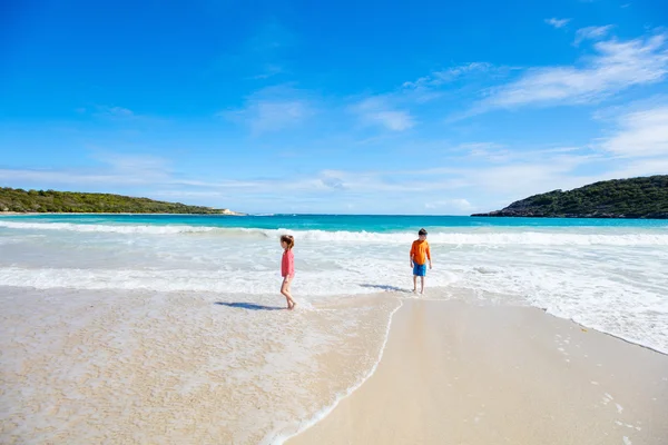 Niños divirtiéndose en la playa —  Fotos de Stock