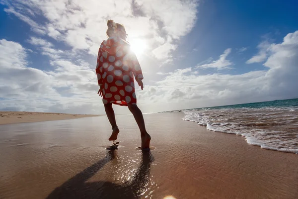 Adorable niña en la playa — Stockfoto