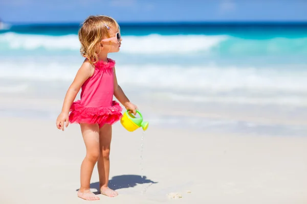 在海滩上玩耍的小女孩 — 图库照片