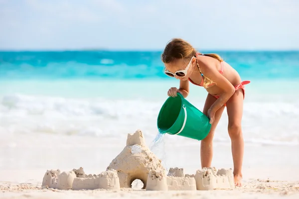 Holčička hraje na pláži — Stock fotografie