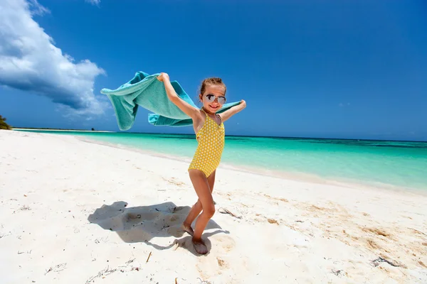 Aranyos kislány, szórakozás a tengerparti nyaralás — Stock Fotó