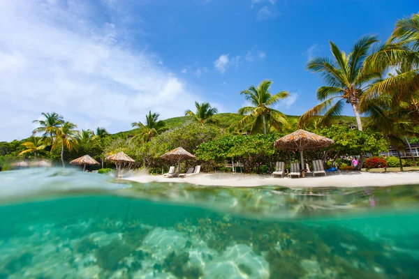 Beautiful tropical beach at Caribbean — Stock Photo, Image