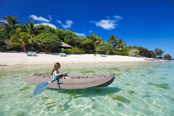 Petite fille en kayak — Photo