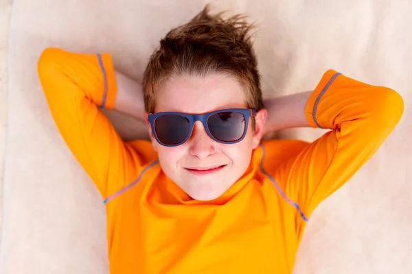Aranyos tizenéves fiú a nyaralás — Stock Fotó