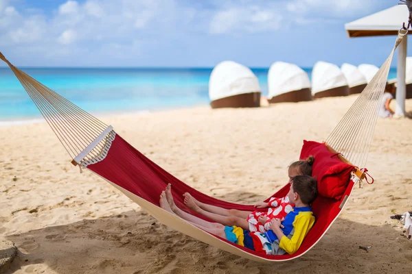 Kids relaxing in hammock — Stock Photo, Image