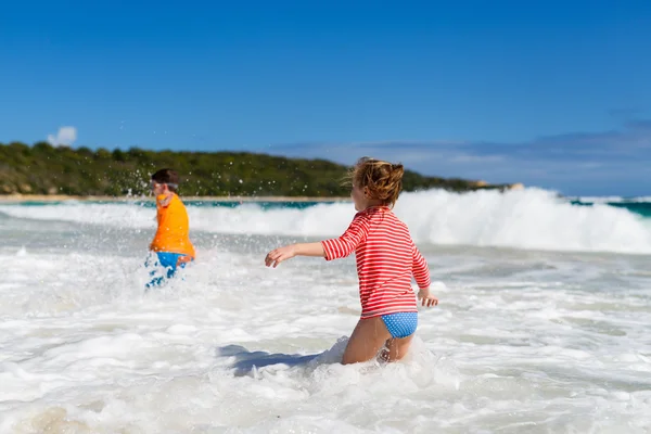 Barnen har roligt på stranden — Stockfoto