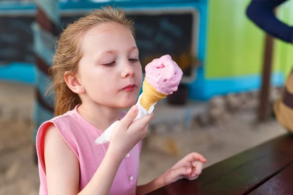 Kids having fun at beach — Stock Photo, Image