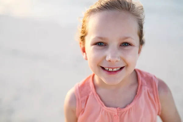 Little girl outdoors — Stock Photo, Image