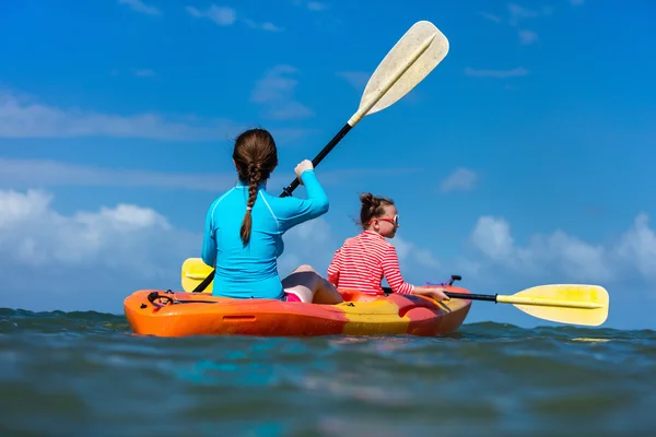 Kayak en famille à l'océan tropical — Photo