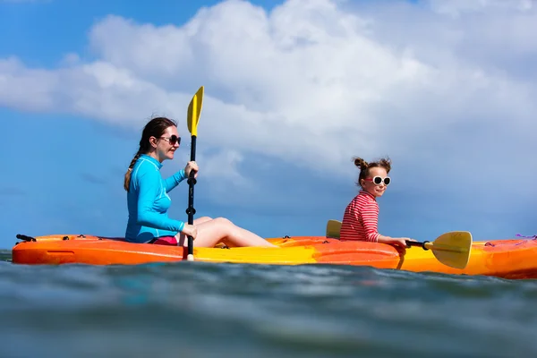 Family kayaking at tropical ocean — Stock Photo, Image