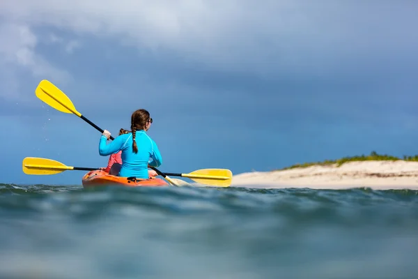 Family kayaking at tropical ocean — Stock Photo, Image