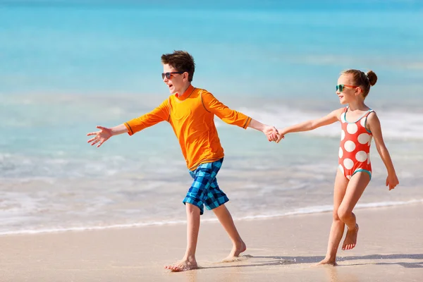 Kinderen plezier op strand — Stockfoto