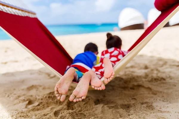 Niños relajándose en hamaca — Foto de Stock