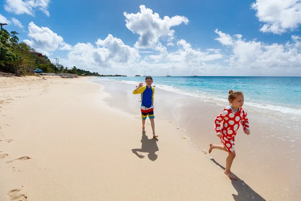 Barnen har roligt på stranden — Stockfoto