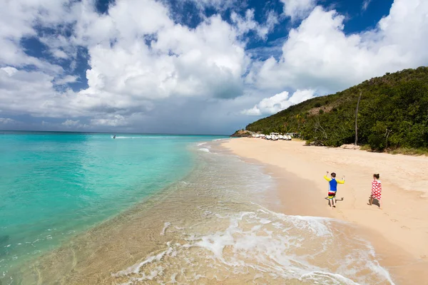 Les enfants s'amusent à la plage — Photo