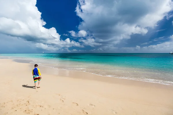 Söt pojke på stranden — Stockfoto