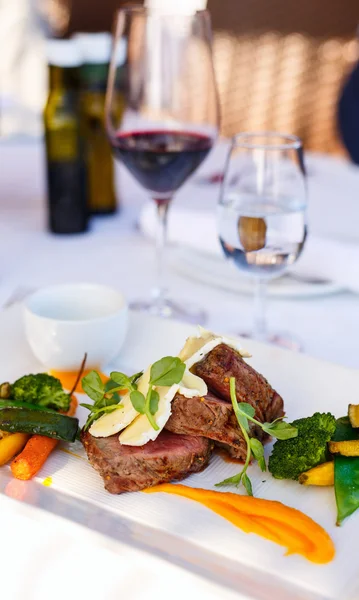 Delicioso almuerzo con carne de res — Foto de Stock