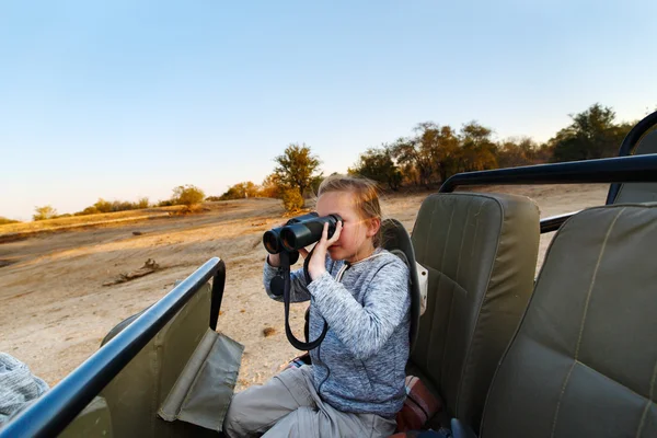 Kleines Mädchen auf Safari — Stockfoto