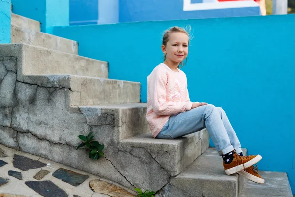 Αξιολάτρευτο κοριτσάκι σε εξωτερικούς χώρους — Φωτογραφία Αρχείου