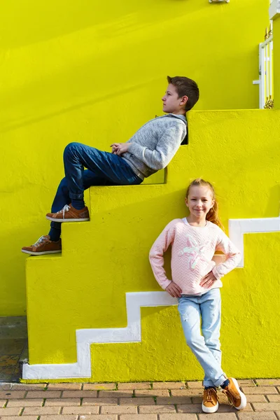 Crianças contra parede colorida — Fotografia de Stock