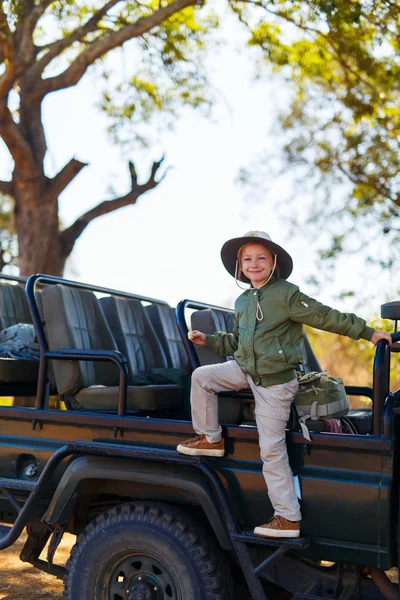 Kleines Mädchen auf Safari — Stockfoto