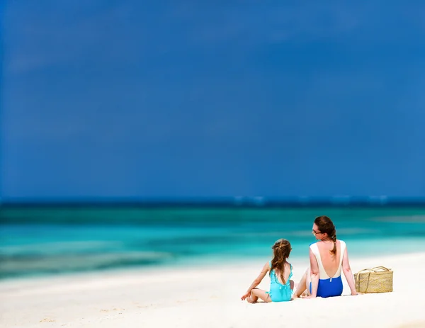 Mãe e filha na praia — Fotografia de Stock