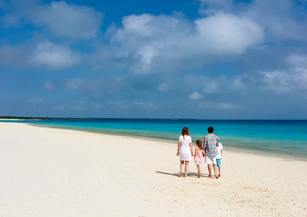 Familia en la playa — Foto de Stock