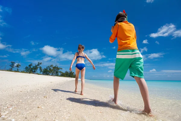 Barnen har roligt på stranden — Stockfoto