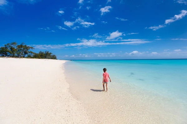 Bedårande liten flicka på stranden — Stockfoto