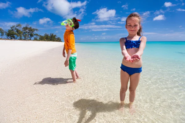 Crianças se divertindo na praia — Fotografia de Stock