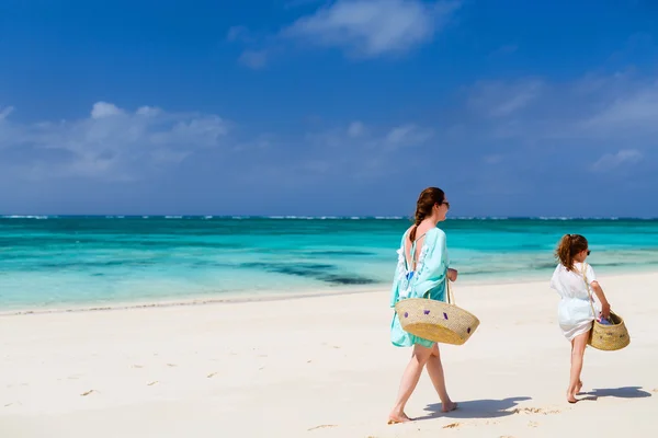 Madre e figlia in spiaggia — Foto Stock