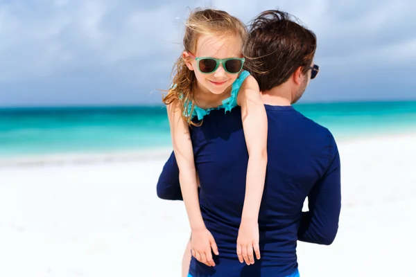 父亲和女儿在海滩 — 图库照片