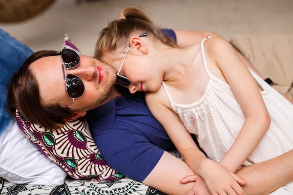 Vader en dochter lachen — Stockfoto