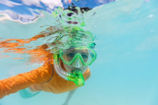 Chlapec plavající pod vodou — Stock fotografie